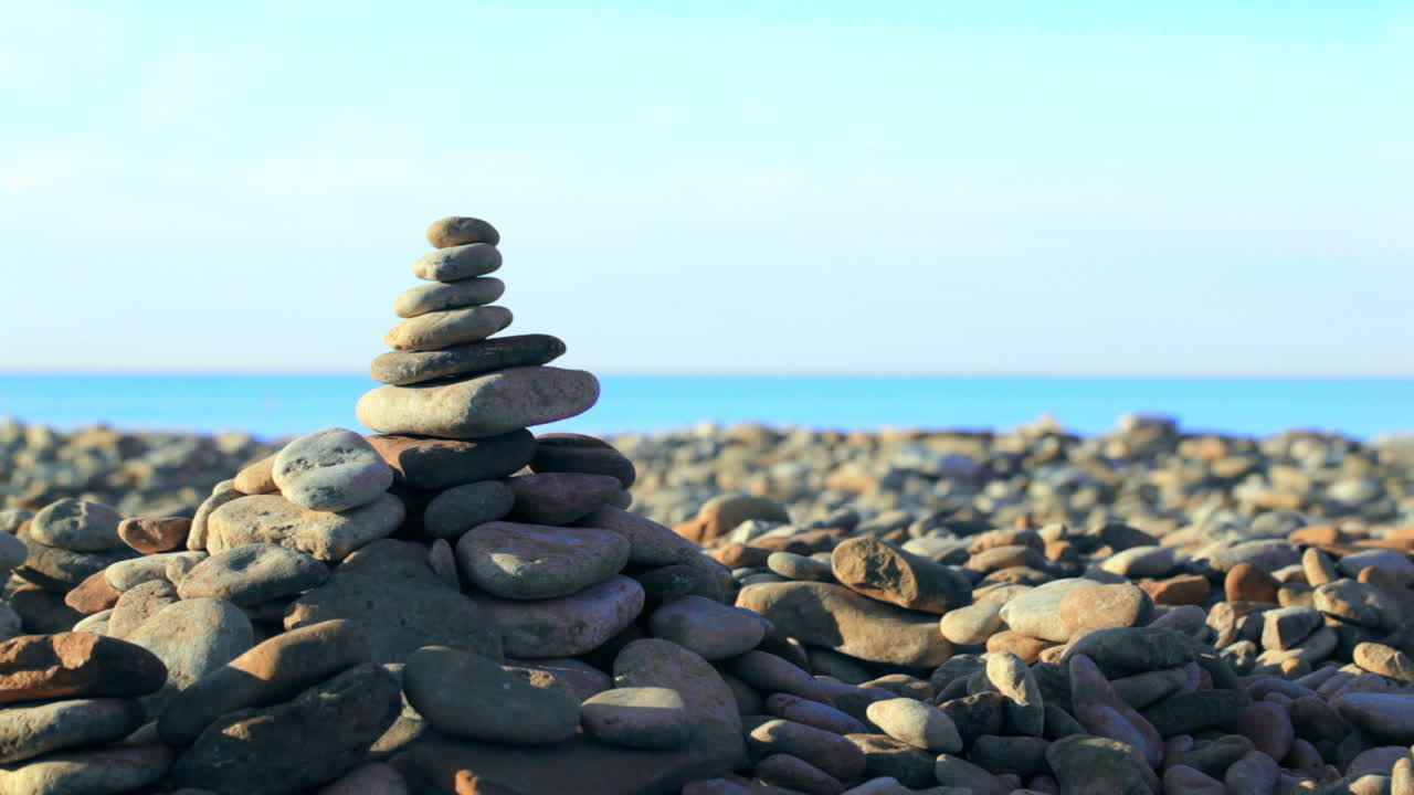 바가의 피라미드에 마지막 돌을 놓는 손