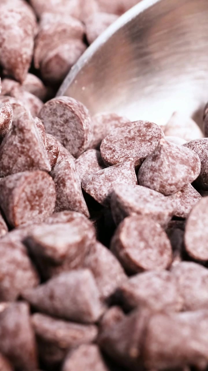 Löffel mit Schokostückchen in Bewegung