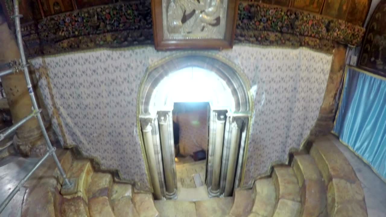 팔레스타인 자치구에 있는 베들레에 있는 예수 탄생 성당의 동굴 내부