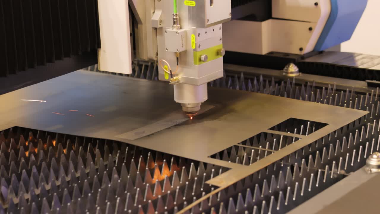 taglio laser cnc del metallo, moderna tecnologia industriale.