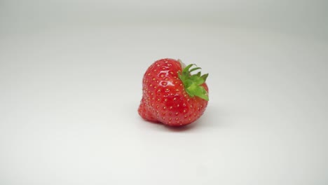Köstliche-Erdbeerfrucht-Mit-Reinweißem-Hintergrund---Nahaufnahme