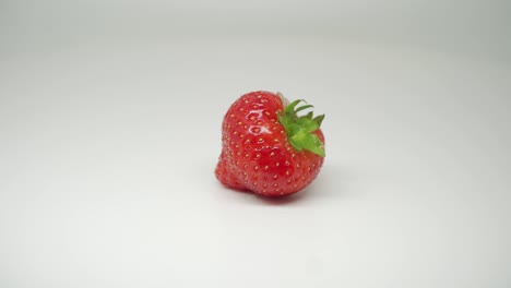 deliciosa fruta de fresa con fondo blanco puro - primer plano