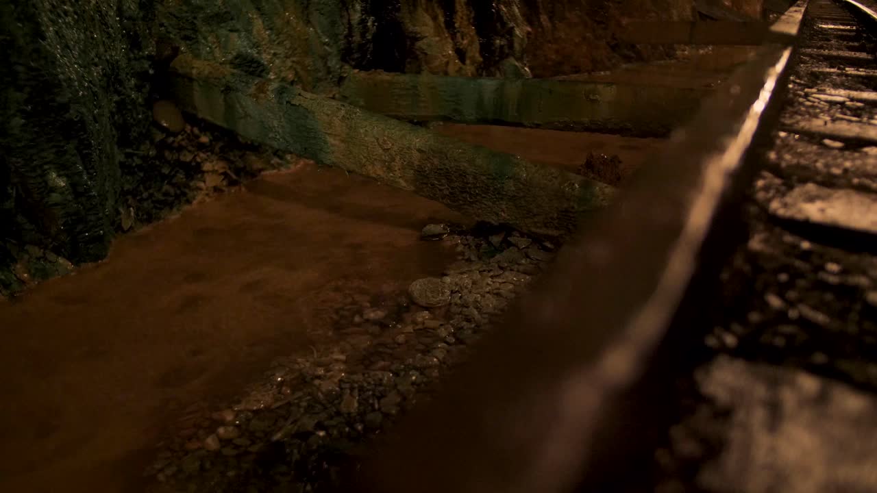 un pozo minero con poca luz