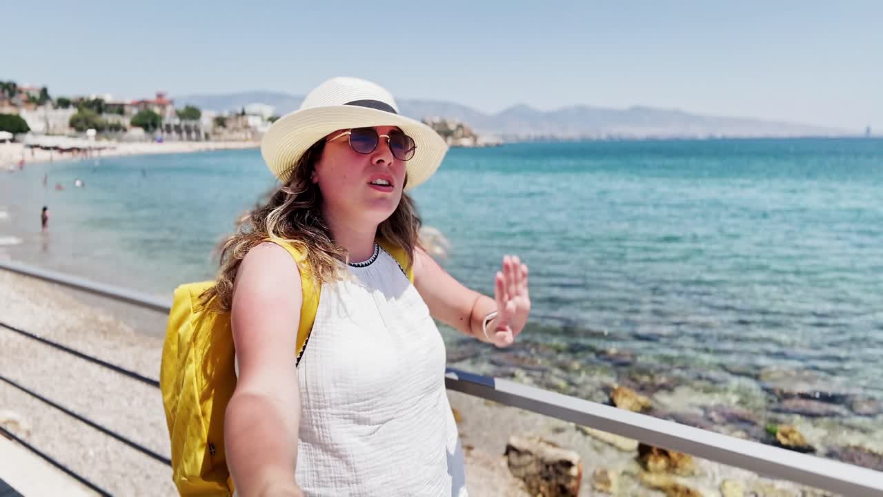 Selfie em Praia Grega: Jovem Mulher no Litoral de Atenas
