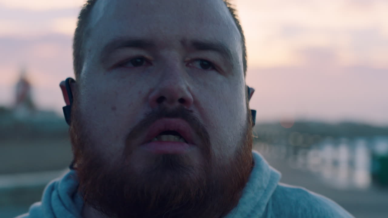 correr, música y acondicionamiento físico con hombre con sobrepeso