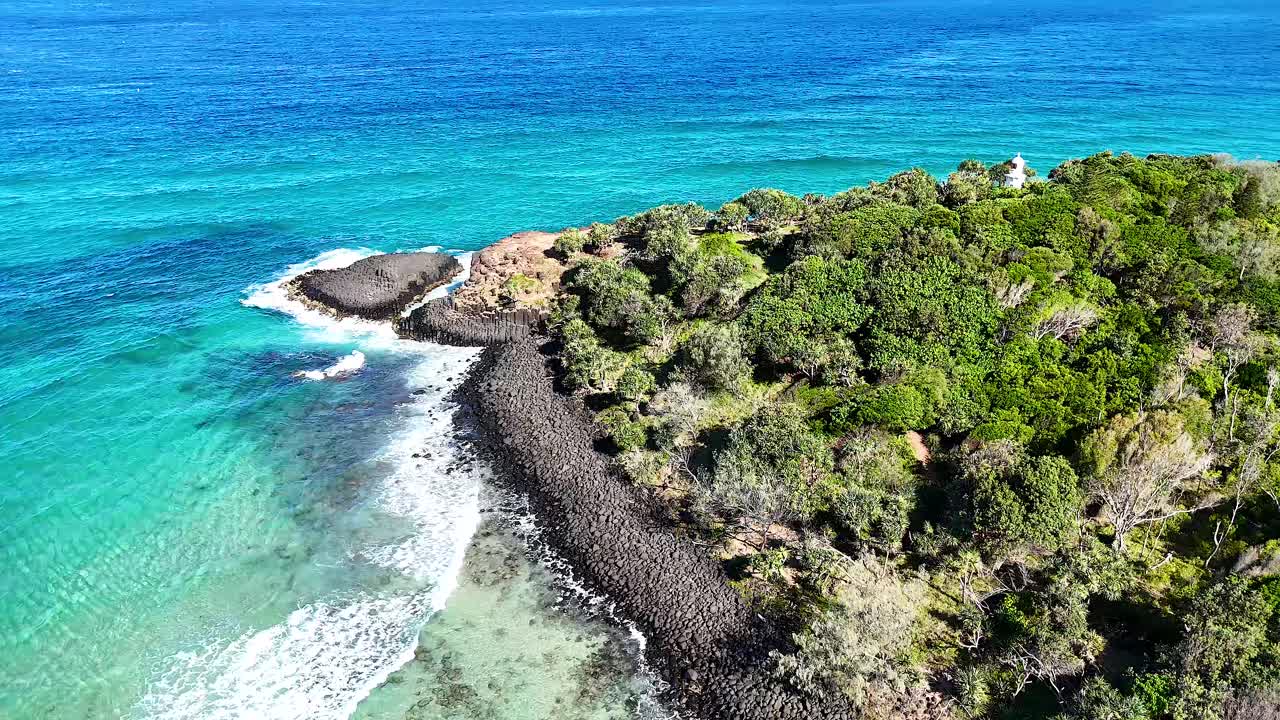 멋진 해안 풍경과 활기찬 파란 물