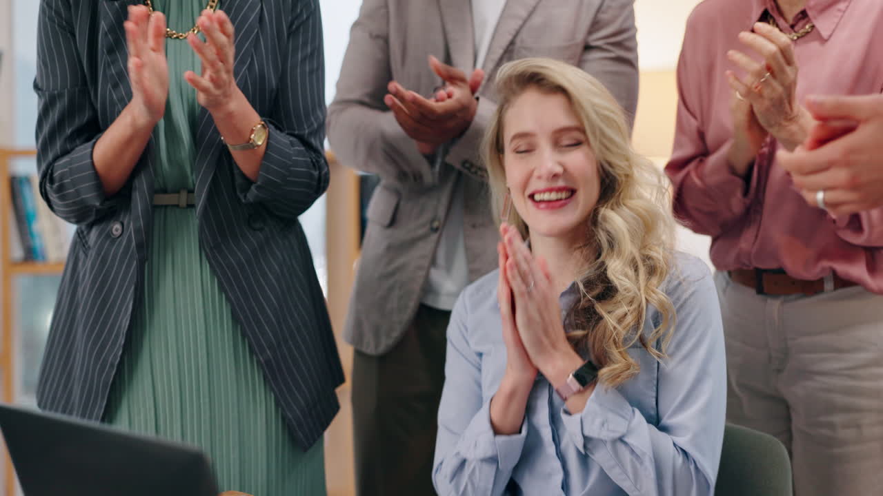 동료 팀이 성공적인 프레젠테이션을 한 여성에게 박수를 치고 있습니다.