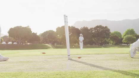 Jugador-De-Cricket-Perdiendo-La-Pelota-En-Un-Campo