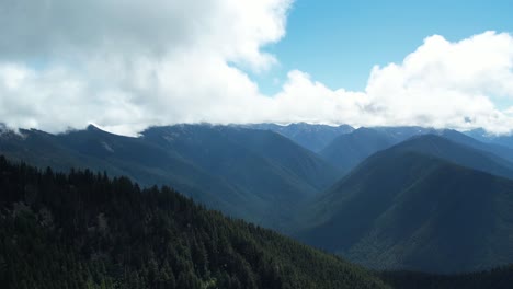 Fesselnde-Drohnenaufnahmen-Aus-Der-Luft-Des-Olympischen-Nationalparks-In-Washington,-Die-Majestätische-Berge,-Hohe-Kiefern-Und-Eine-Erfrischende-Naturlandschaft-Zeigen