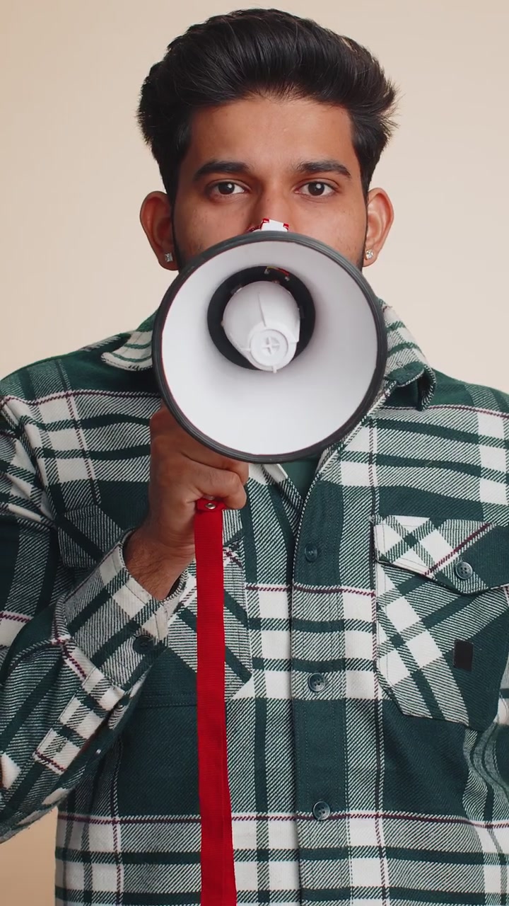 Uomo che parla con un megafono che annuncia notizie ad alta voce che annuncia pubblicità che indica un posto vuoto