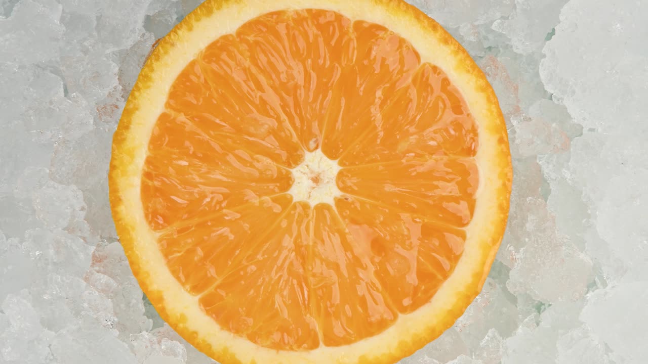 Fetta di arancia fresca su ghiaccio tritato