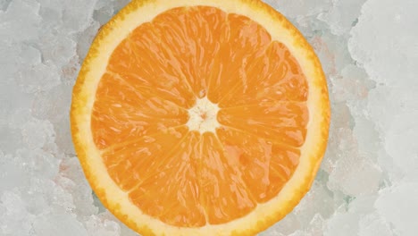 rebanada de naranja fresca sobre hielo triturado