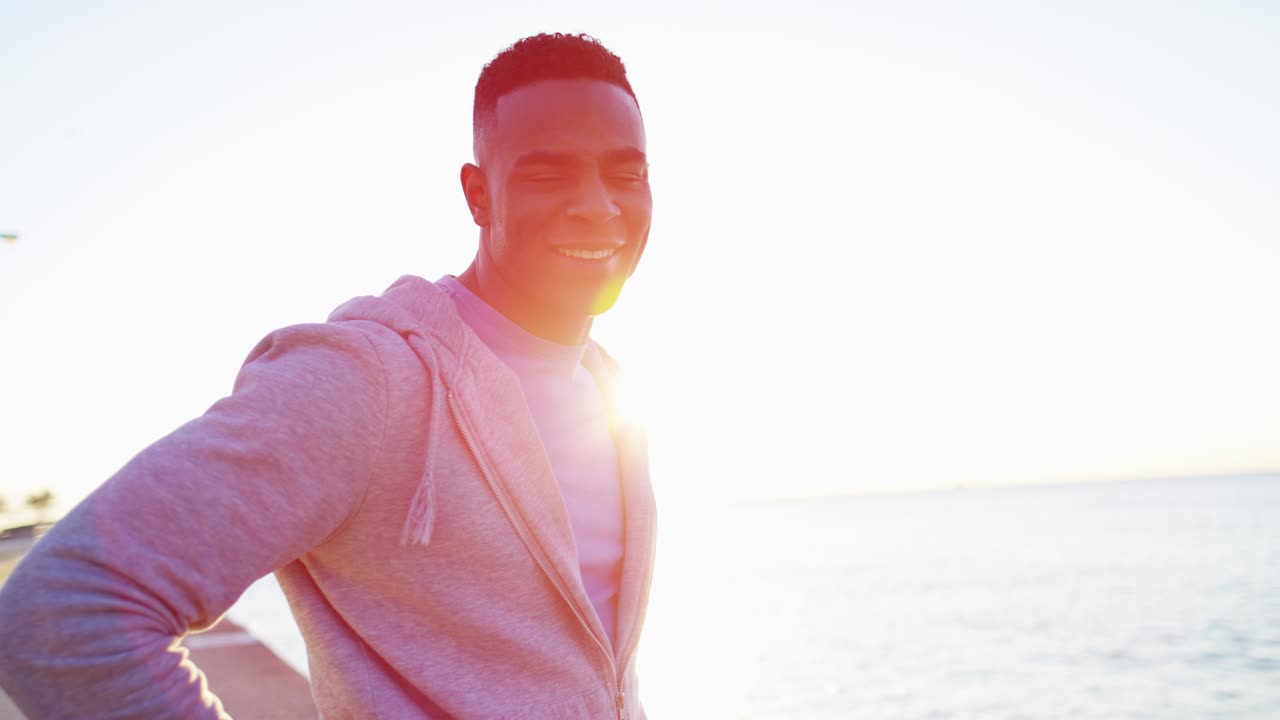 화염 에 있는 민족 남성 이 심장 운동 을 하고 있다