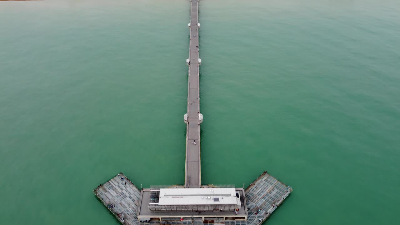 imágenes de drones de 4k sobrevolando el muelle del trato en dirección a la playa