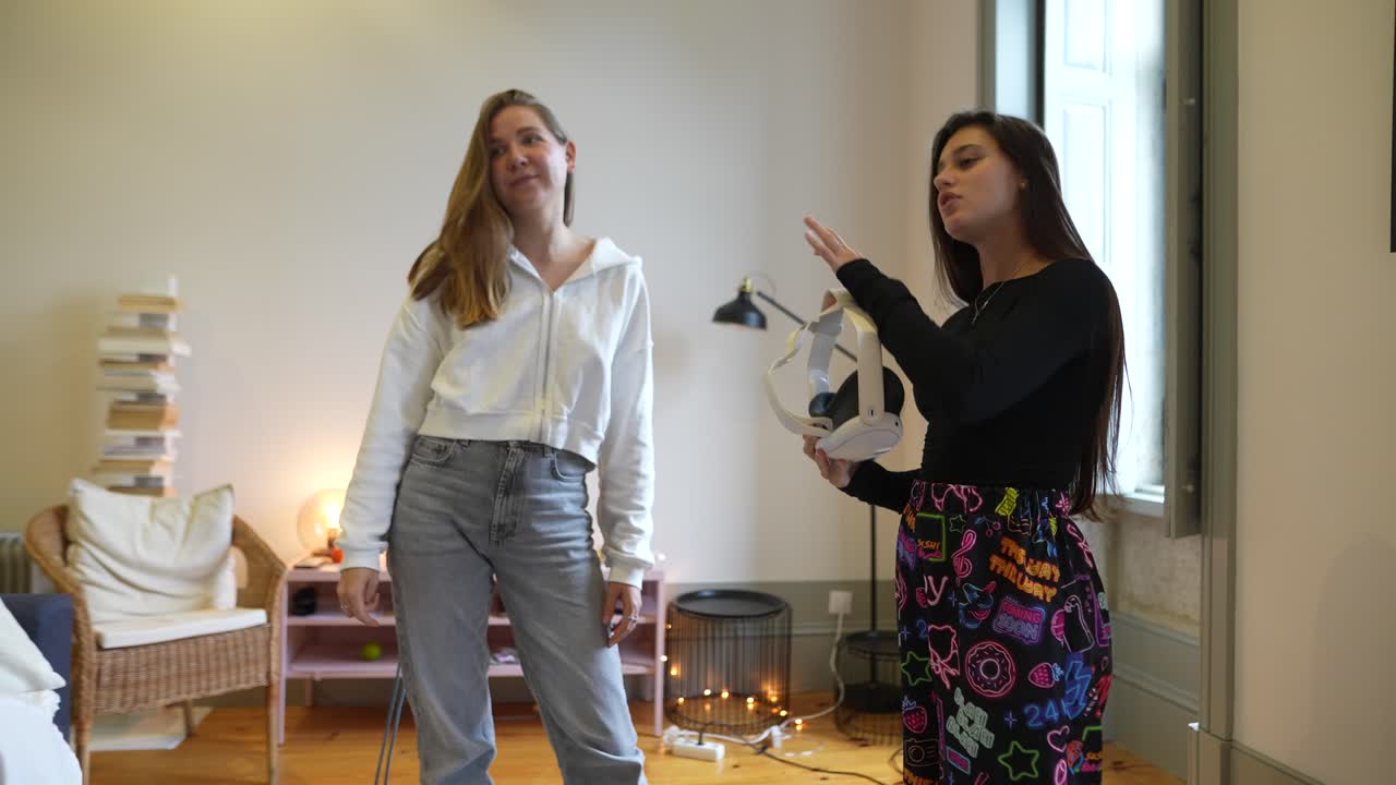 dos amigos intentan los auriculares vr