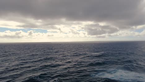 Drohne-Fliegt-Langsam-über-Dem-Ozean,-Während-Die-Sonne-Am-Horizont-In-Hawaii-Aufgeht