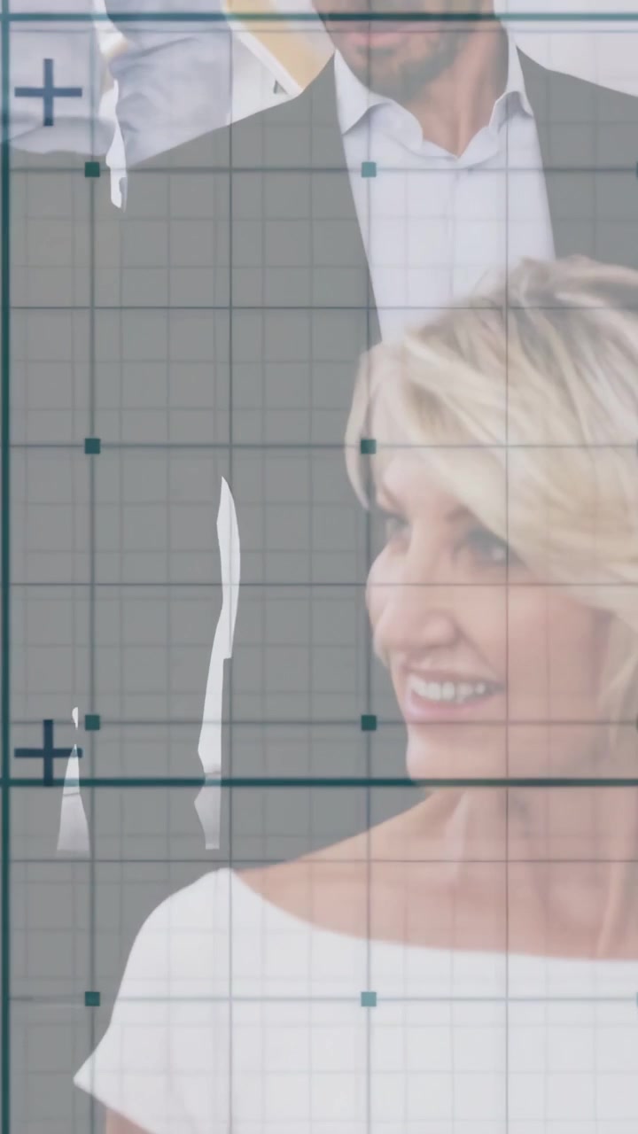 Video verticale: Team aziendale in posa per uno scatto, la telecamera si muove, una donna alza la testa sorridendo con una griglia sui volti.
