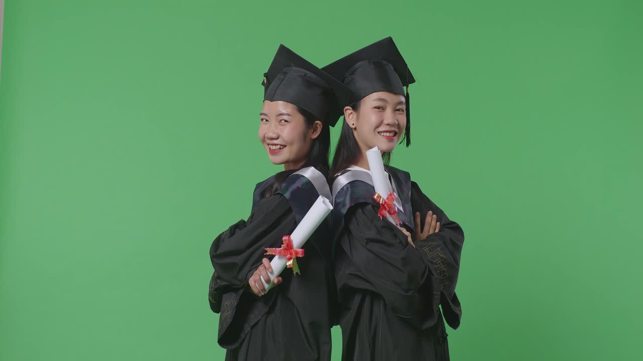 졸업식 의복 을 입은 두 명 의 졸업생 여자