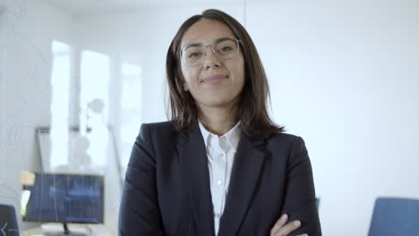 feliz joven empresaria latina vistiendo traje y sonriendo