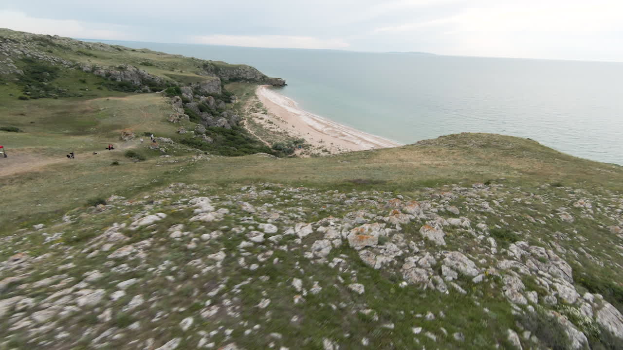 прибрежный ландшафт с пляжем и скалой