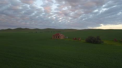 Vista-Aérea-Ascendente-Famosa-Casa-Abandonada-En-Tierras-De-Cultivo-Verdes,-Hacienda-Burra