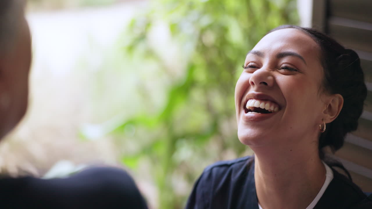 paciente, riendo o feliz cuidador hablando con