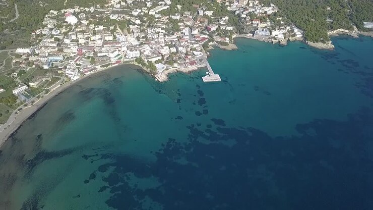 Vista de drone sobre a ilha de Egina, na Grécia.