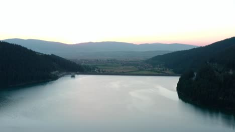 Ruhiges-Wasser-Im-Frumoasa-damm-Während-Des-Schönen-Sonnenuntergangs-In-Rumänien