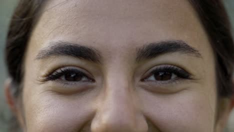 Primer-Plano-De-Una-Mujer-Joven-Con-Ojos-Marrones.