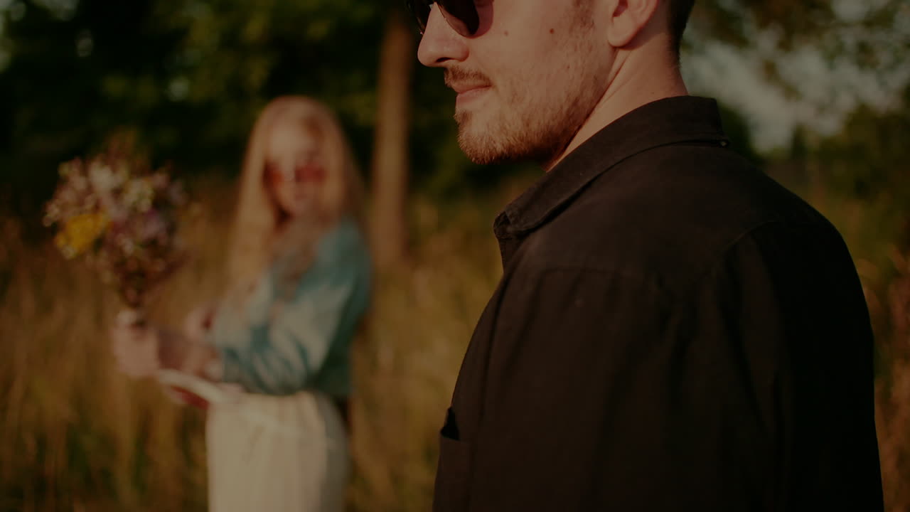 여름에 야외에서 껴안고 웃는 즐거운 커플