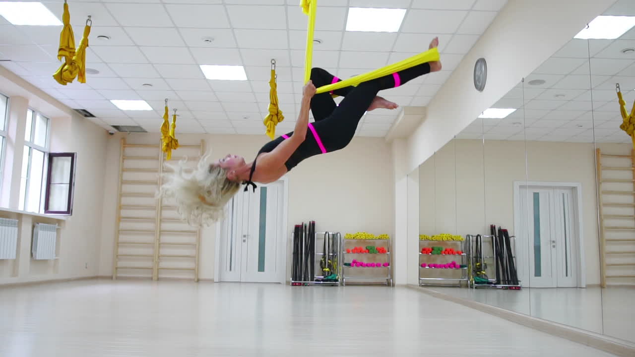 안티그래비티 강사 에어로로지 그림에서 머리를 통해 혁명을 만든다, 공중에서 사르토. 슬로우 모션 카메라 촬영