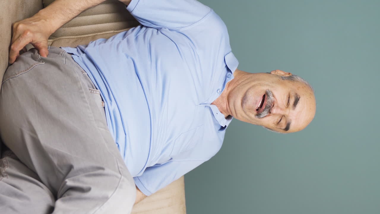 vídeo vertical del anciano descansando en casa. ambiente cómodo.