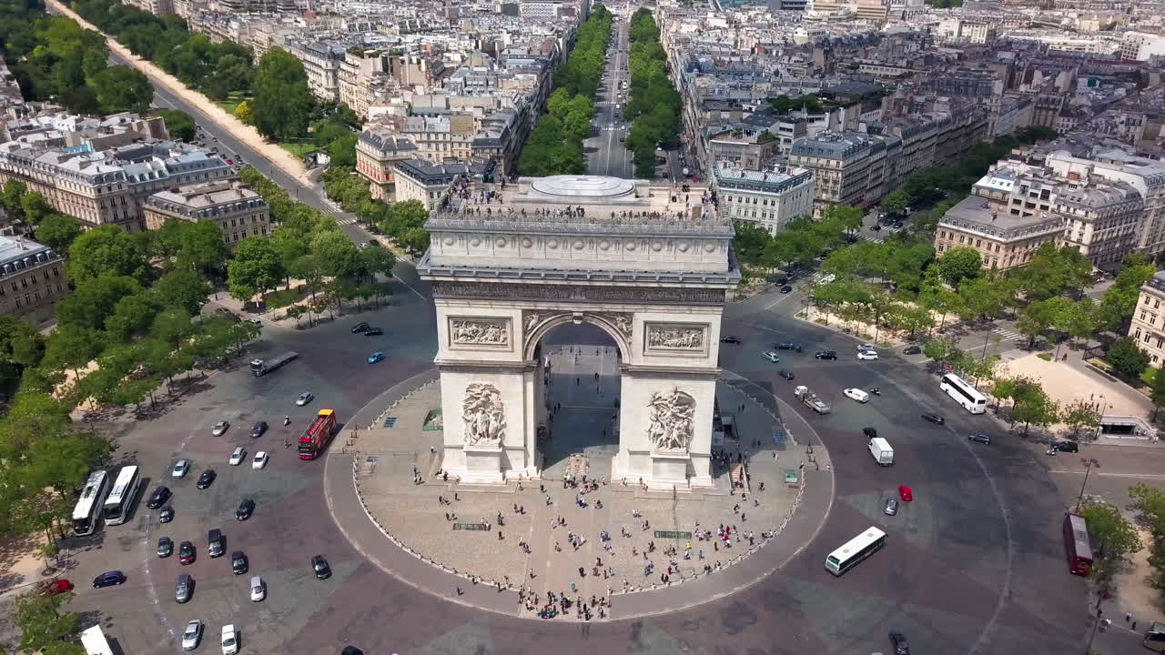 disparo aéreo volando lentamente hacia el famoso monumento are de triomphe en parís, francia