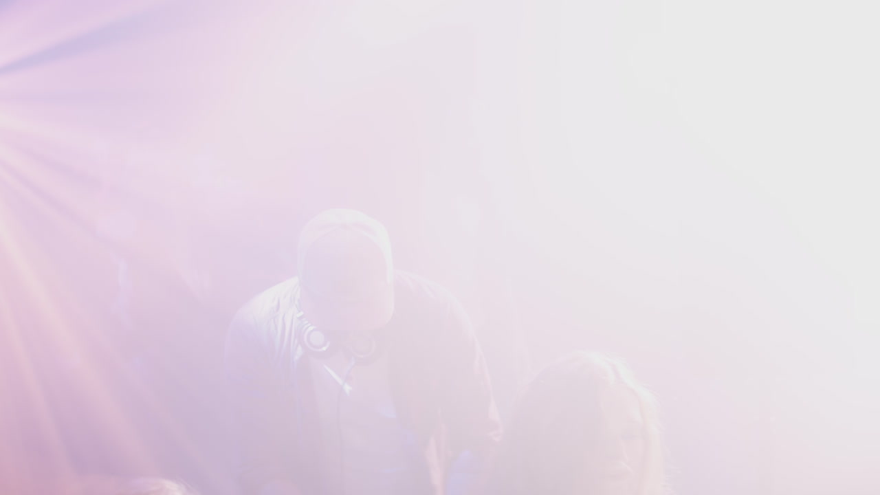 la escena de la fiesta en el club nocturno