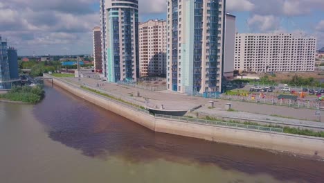 Pareja-De-Recién-Casados-??en-La-Orilla-Del-Río-En-La-Vista-Panorámica-Del-Día-Soleado