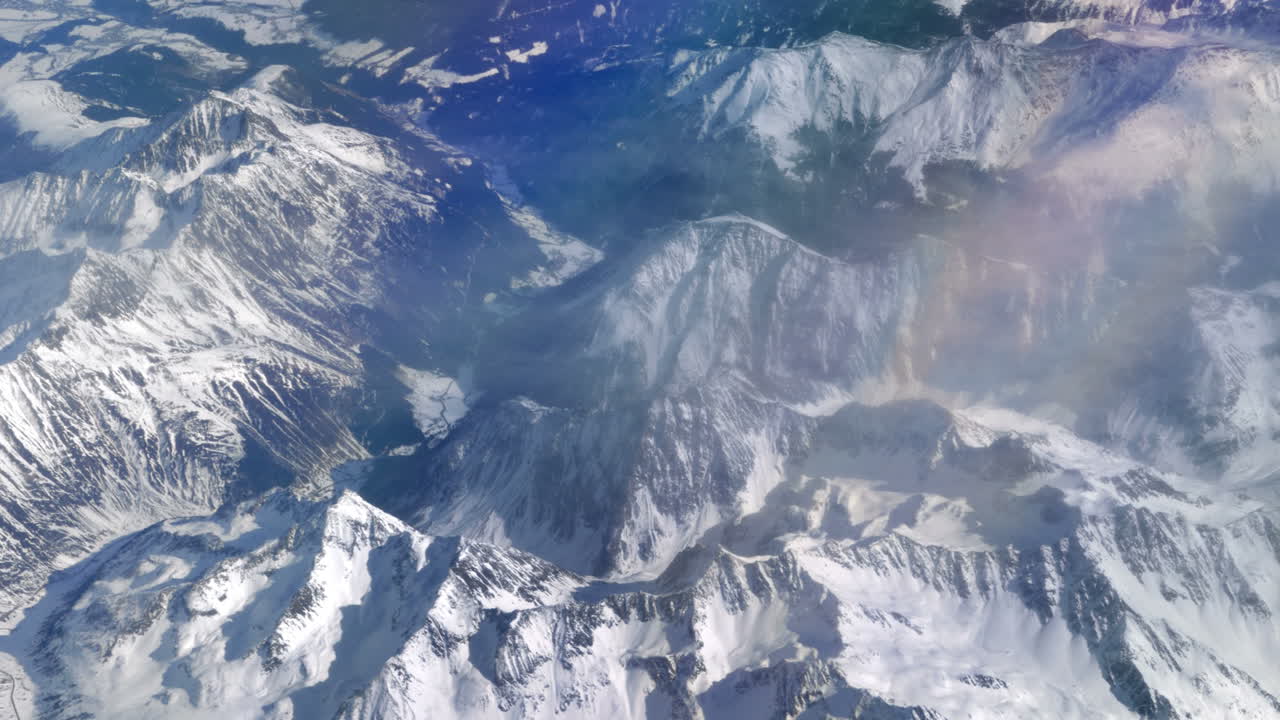 vista con vistas a las montañas cubiertas de nieve