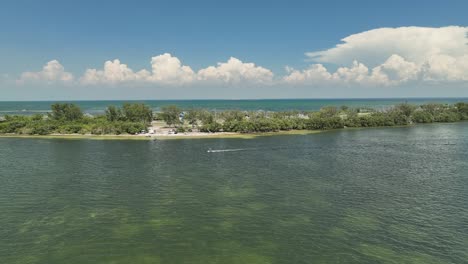 los bañistas, los navegantes y los kitesurfistas disfrutan de la bahía de tamp