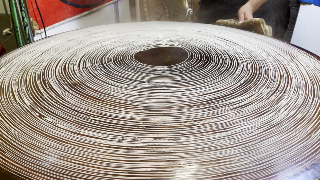 masa triturada horneada en jarabe cubierta con nueces trituradas