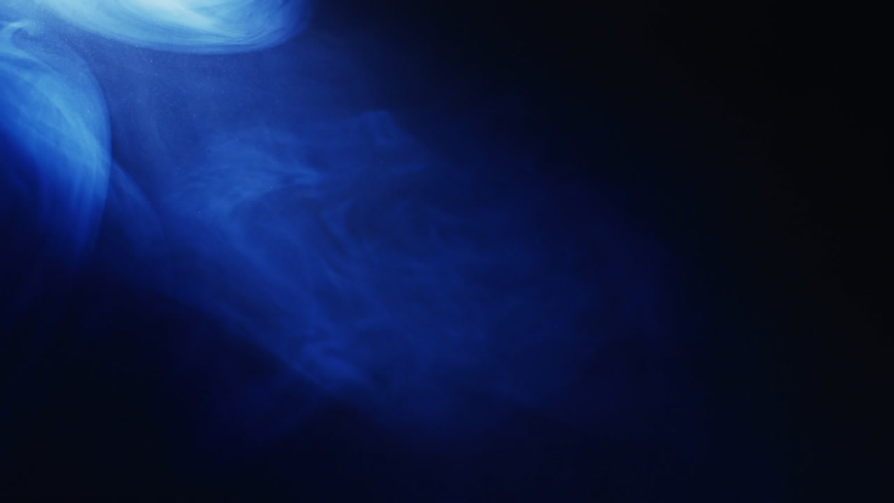 video de nubes azules de humo moviéndose con espacio de copia en fondo negro