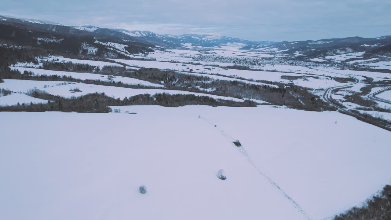 Paesaggio montano di valle coperto di neve bianca, Parco Nazionale dei Tatra Slovacchia Europa meta per le vacanze invernali