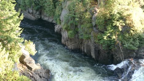 Mächtiger-Fluss,-Der-Durch-Eine-Hohe-Felsige-Schlucht-Fließt,-Nachdem-Er-Von-Einem-Wasserfall-Gestürzt-Ist