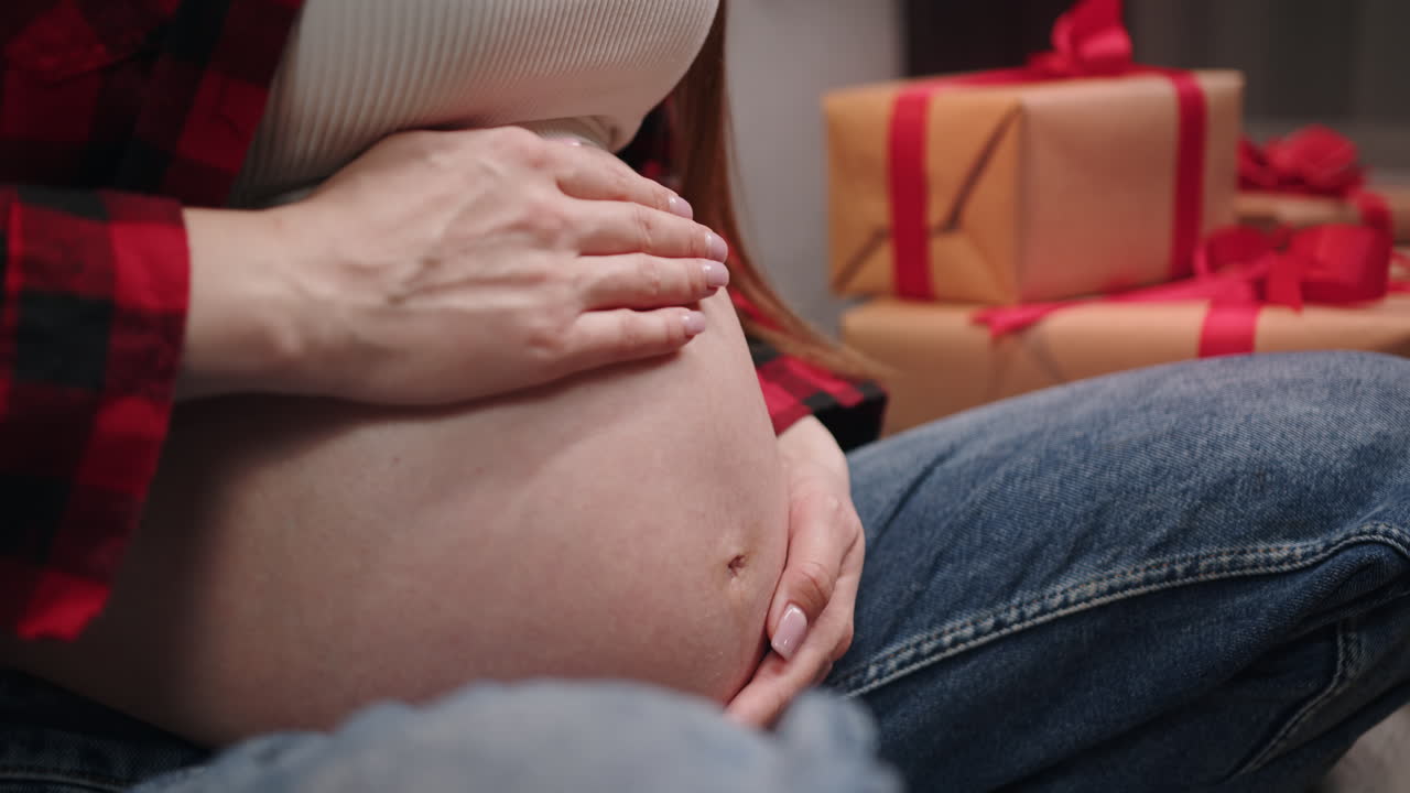 Mujer embarazada tocándose el vientre