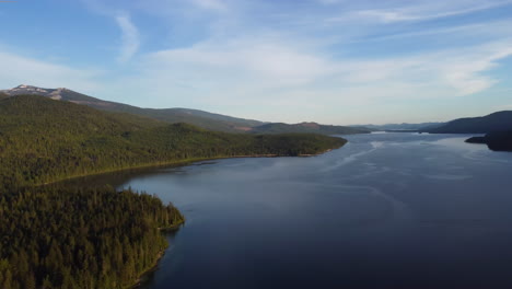 Vista-Aérea-De-Drones-Del-Lago-Y-La-Cubierta-Forestal-Profunda-En-El-Norte-De-Idaho