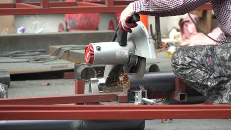 Artesano-Cortando-Un-Tubo-De-Hierro-Galvanizado-Con-Vista-Lateral-De-La-Máquina-De-Corte