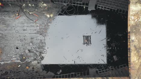 vista aérea de un barco abandonado en proceso de demolición