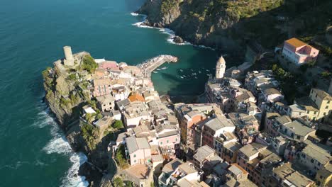 Vernazza,-Cinque-Terre,-Italia---Hermosa-Vista-Del-Establecimiento