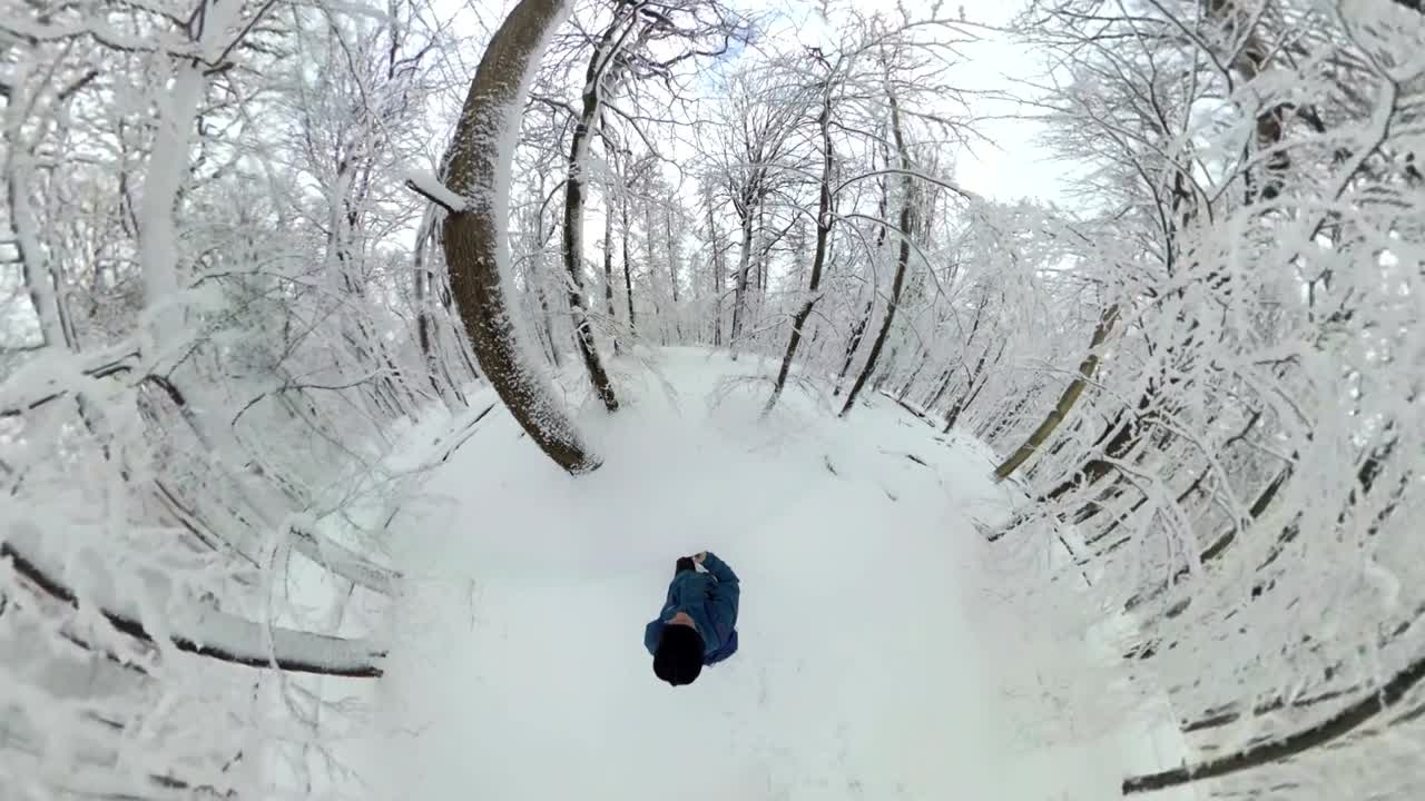 아름다운 겨울 숲을 고 있는 남자, 360° 영상, 360° vr, 작은 행성 효과