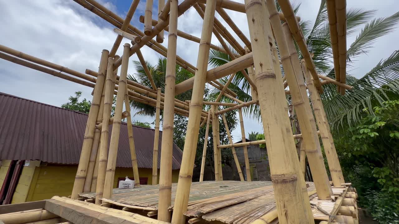 Estructura de casa de bambú en Ambinanitelo, Madagascar