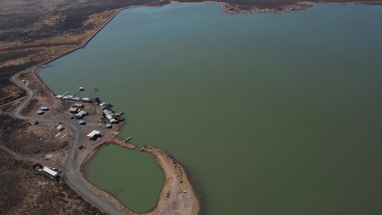 vista aérea del lago balmorhea y el depósito de agua en el campo de texas usa