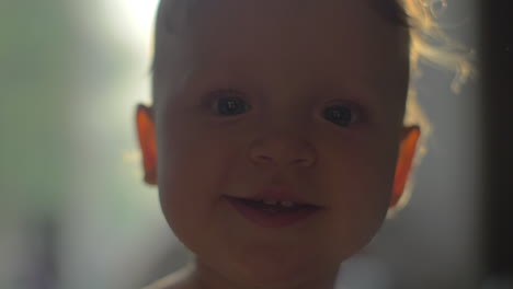 Retrato-De-Una-Niña-Sonriente-Con-Grandes-Ojos-Azules